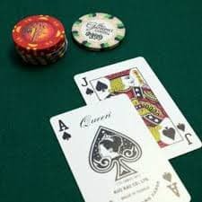 Antarmuka permainan Tarung Mesin di slotnesia77 menampilkan gulungan slot dan kontrol taruhan